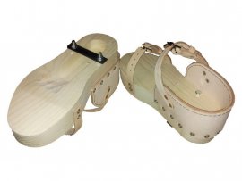 Holzschuhe zum Anlegen künstlicher Fährten 2