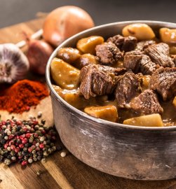 Rindergulasch mit Kartoffeln Adventure Menu