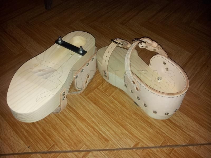 Holzschuhe zum Anlegen künstlicher Fährten 3